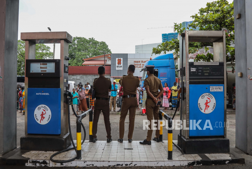  Petugas Kepolisian Sri Lanka berjaga di sebuah pompa bensin di tengah kelangkaan bahan bakar di Kolombo, Sri Lanka, 07 Juni 2022. Menteri Energi Sri Lanka Kanchana Wijesekera, pada Ahad (3/7/2022), mengungkapkan, stok bahan bakar minyak (BBM) di negaranya hanya cukup untuk satu hari di bawah permintaan reguler.
