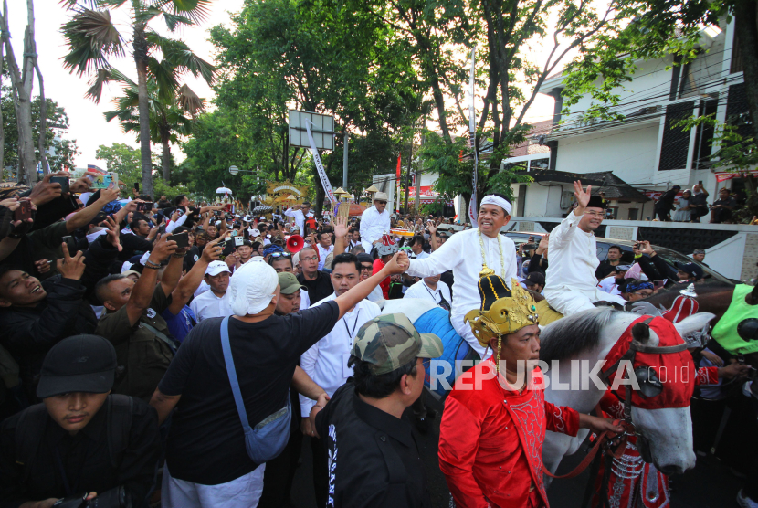 Pasangan Dedi Mulyadi dan Erwan Setiawan menunggang kuda menuju Kantor Komisi Pemilihan Umum (KPU) Jawa Barat (Jabar), Jalan Garut Kota Bandung, saat akan mendaftar Pilgub Jabar 2024, Selasa (27/8/2024). KPU Jabar sudah membuka pendaftaran pasangan Calon Gubernur dan Wakil Gubernur Jabar mulai 27-29 Agustus 2024.