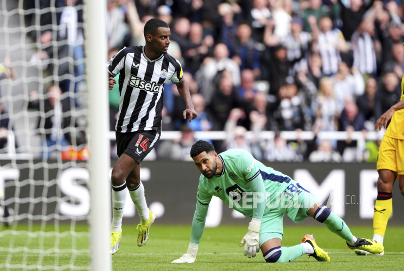 Striker Newcastle United Alexander Isak (kiri). 