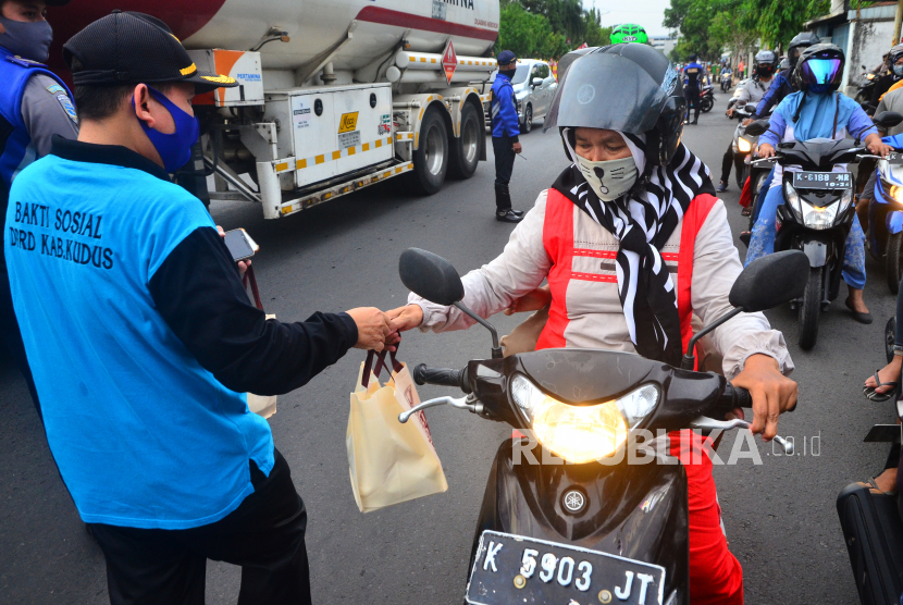 Warga Kabupaten Kudus, Jawa Tengah, yang terlanjur mudik diminta untuk tetap tinggal dan tidak balik ke tempat perantauannya. Pasalnya, semua daerah sedang memberlakukan aturan menutup akses masuk ke daerahnya demi mencegah penularan virus corona atau Covid-19.