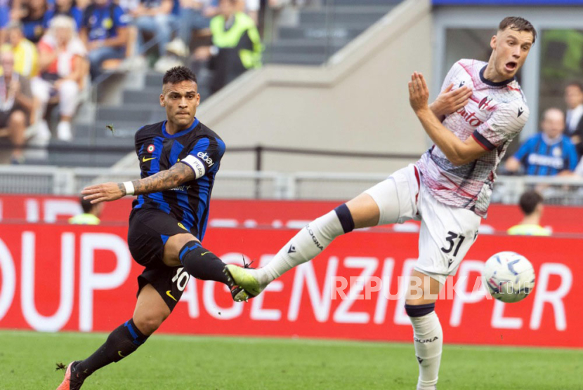 Penyerang Inter MIlan Lautaro Martinez (kiri) melepaskan tendangan ke gawang Bologna dalam lanjutan Serie A Liga Italia. Inter ditahan imbang Bologna 2-2.