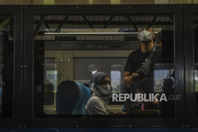 Penumpang Kereta Api Taksaka berada di dalam gerbong di Stasiun Gambir, Jakarta, Sabtu (30/4/2022). Berani Lakukan Pelecehan Seksual di Kereta, Siap-Siap Masuk Daftar Hitam Seumur Hidup