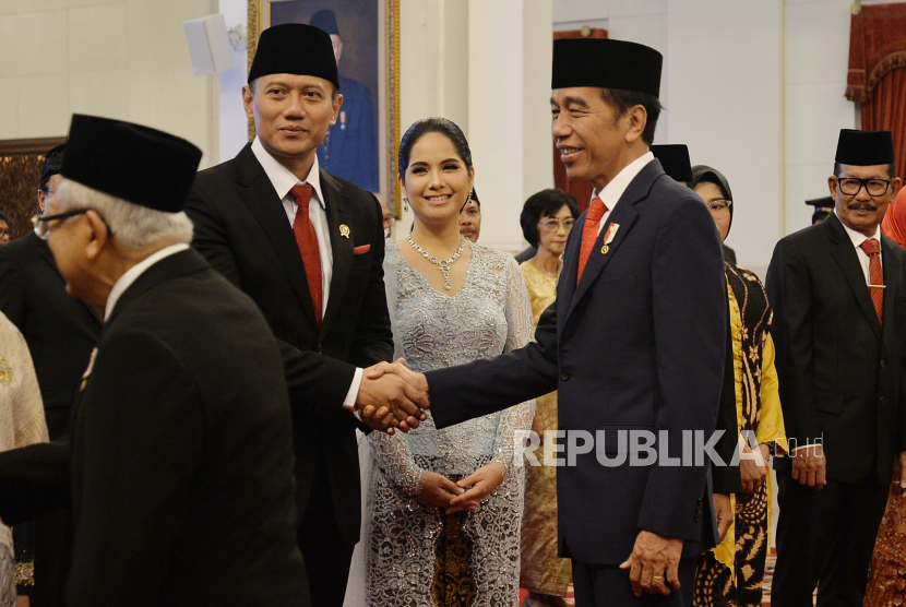 President Joko Widodo congratulates ATR Minister/BPN Chief Agus Harimurti Yudhoyono (AHY).