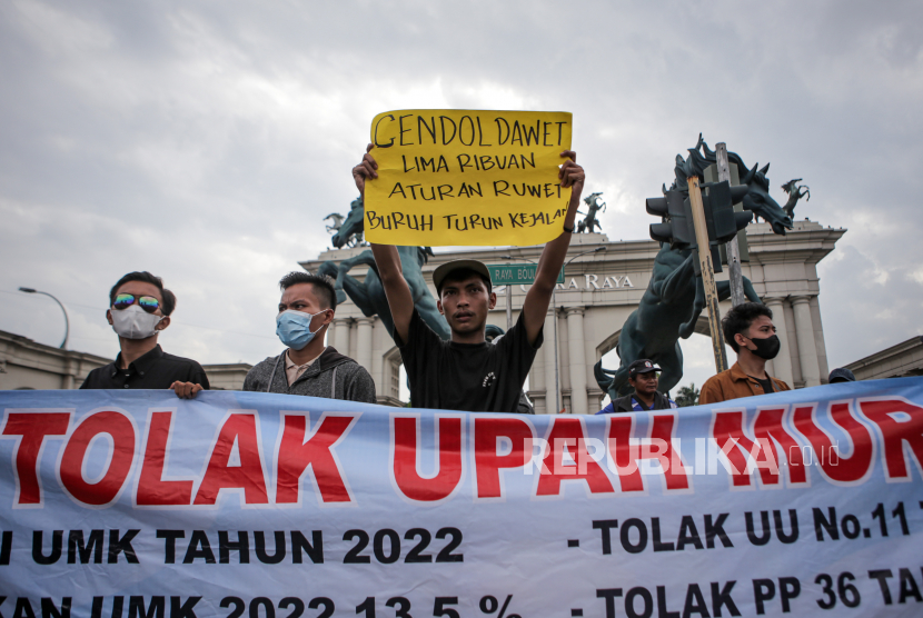 Sejumlah buruh melakukan aksi di Cikupa, Kabupaten Tangerang, Banten, Senin (6/12/2021). Aksi tersebut guna mendesak Gubernur Banten Wahidin Halim untuk menaikkan upah minimum kota/kabupaten (UMK) Provinsi Banten 2022 sebesar 10 persen. 