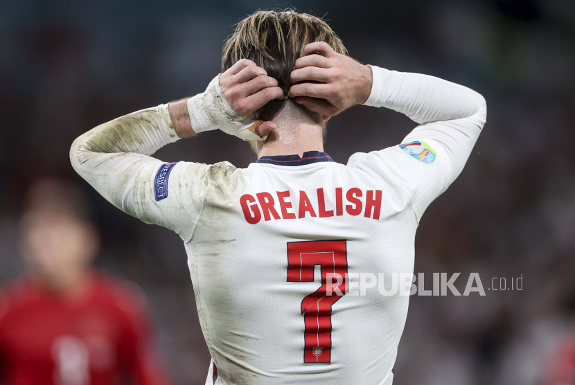 Reaksi Jack Grealish dari Inggris saat pertandingan semifinal kejuaraan sepak bola Euro 2020 antara Inggris dan Denmark di stadion Wembley di London, Rabu, 7 Juli 2021. 