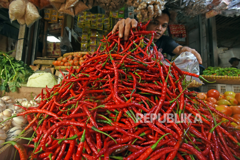 Pedagang sayur menjual cabai merah di Pasar Induk Rau, Kota Serang, Provinsi Banten, Ahad (22/5/2022). 