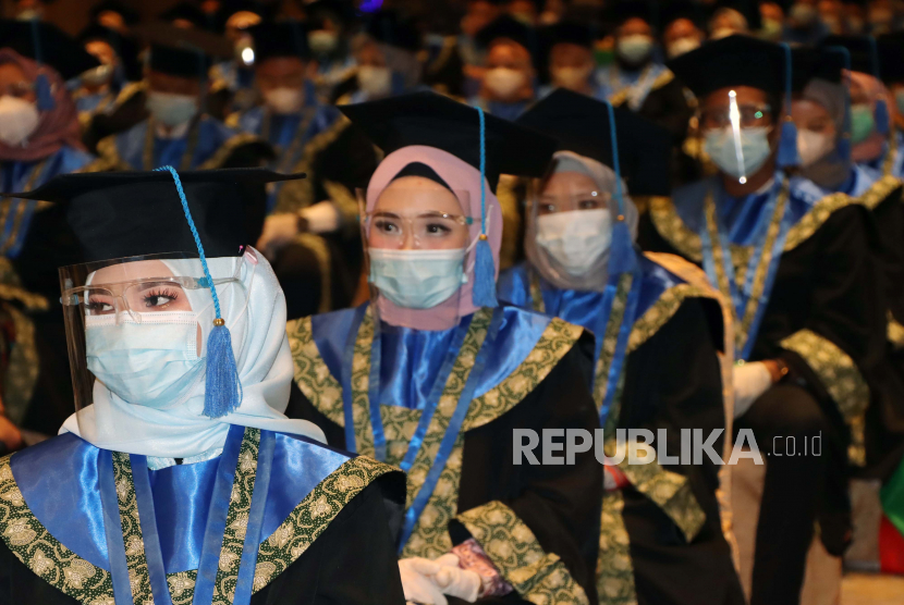 Ratusan wisudawan dari perguruan tinggi swasta mengikuti prosesi wisuda tatap muka dengan menerapkan protokol kesehatan (prokes) yang ketat, di Tangerang, Banten, Rabu (23/12). (ilustrasi)