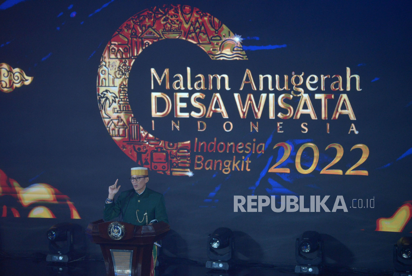 Menteri Pariwisata dan Ekonomi Kreatif Sandiaga Uno memberikan memberikan sambutan pada acara Malam Anugerah Desa Wisata Indonesia (ADWI) 2022 di Gedung Sapta Pesona, Jakarta, Ahad (30/10/2022). 