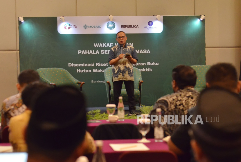 Direktur Republika, Nur Nur Hasan Murtiaji menyampaikan sambutan saat acara Diseminasi Riset dan Peluncuran Buku Wakaf Hutan Pahala Teori dan Praktik, di Kota Bandung, Rabu (25/9/2024). Dalam acara bertajuk Wakaf Hutan Pahala Sepanjang Masa ini membahas pentingnya kolaborasi