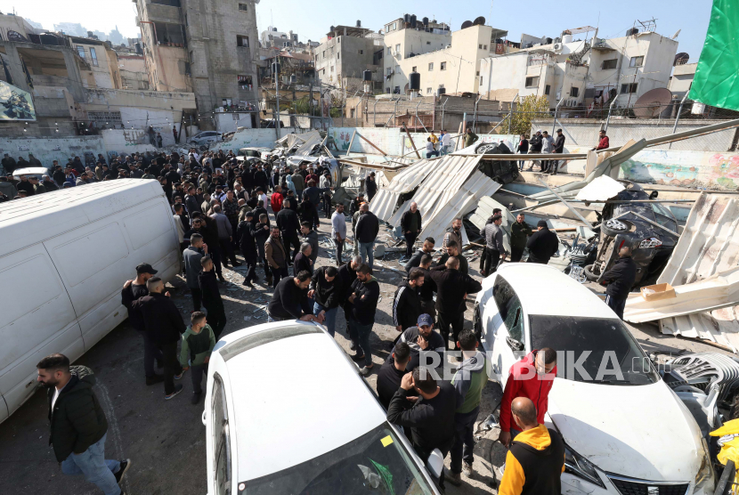 Warga Palestina memeriksa kendaraan yang rusak setelah serangan pasukan Israel di Jenin, Tepi Barat, 26 Januari 2023. 
