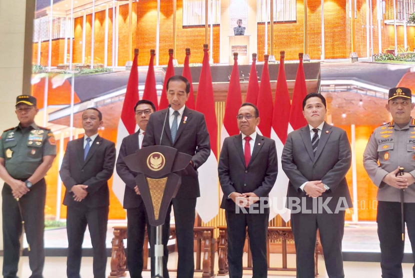 Presiden Jokowi saat memberikan keterangan pers di Pangkalan TNI AU Halim Perdanakusuma sebelum melakukan kunjungan kenegaraan ke Filipina, Vietnam, dan Brunei Darussalam. 