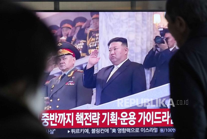 Layar TV menampilkan gambar pemimpin Korea Utara Kim Jong Un selama program berita di Stasiun Kereta Api Seoul di Seoul, Korea Selatan, Senin, (18/12/2023). 