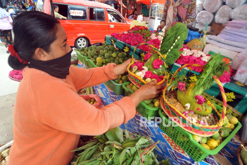 Pedagang menunjukan hiasan hantaran tradisi Balimau atau mensucikan diri, di Pasar Raya Padang, Sumatera Barat. (ilustrasi)