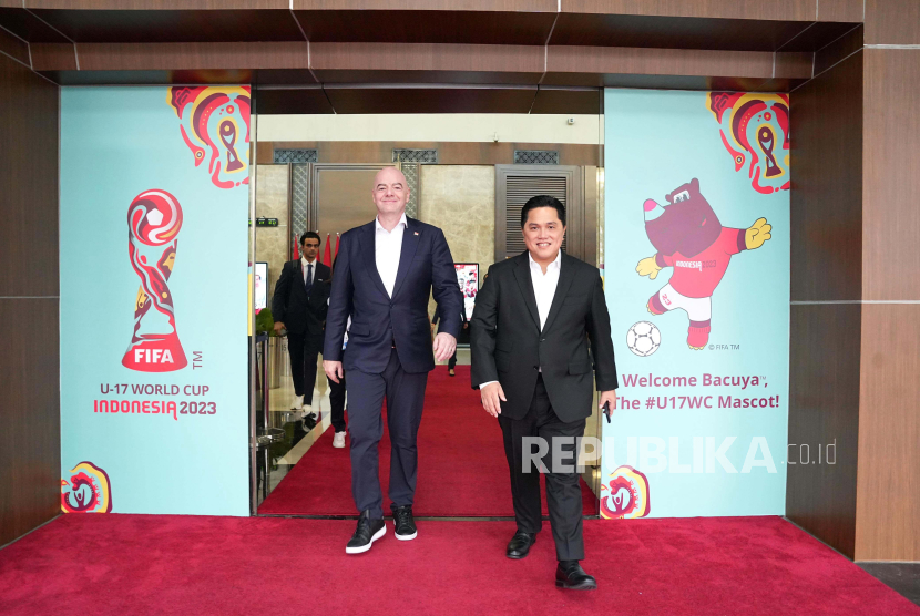 Ketua Umum PSSI Erick Thohir (kanan) menyambut kedatangan Presiden FIFA Gianni Infantino di Jakarta, belum lama ini. 