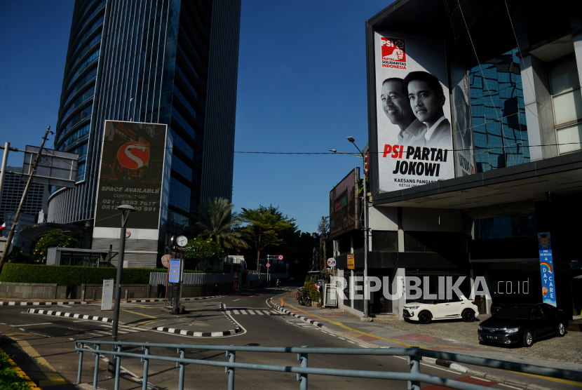 Alat peraga kampanye PSI terpasang di Jalan Sudirman, Jakarta. PDIP menyindir dana kampanye PSI yang Rp 180 ribu padahal baliho ada di mana-mana.
