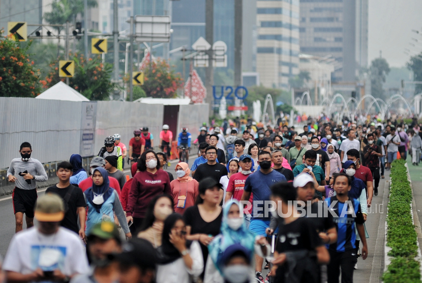 Warga memadati area Jalan Sudirman untuk berolahraga dan melakukan beragam aktivitas di kawasan Bundaran Hotel Indonesia (HI), Jakarta Pusat.