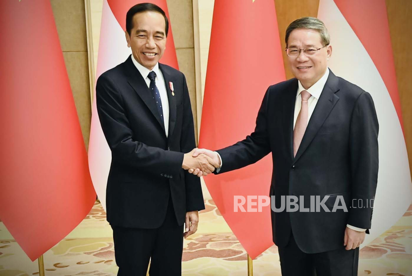 Presiden Joko Widodo melakukan pertemuan bilateral dengan Perdana Menteri (PM) Republik Rakyat Tiongkok (RRT) Li Qiang di Diaoyutai State House, Beijing, China, Selasa (17/10/2023).