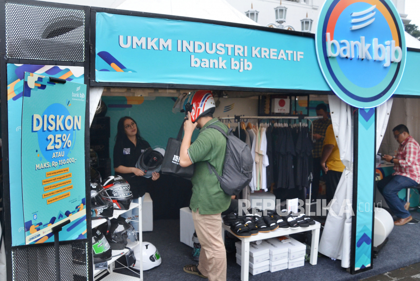 Pengunjung mencoba produk UMKM yang dipamerkan saat UMKM Expo di acara KUR Festival bertajuk Super Gen Creation di Gedung Sate, Kota Bandung, Jumat (17/3/2023). Kegiatan tahunan yang diselenggarakan oleh Kemenko Perekonomian bekerjasama dengan penyalur KUR (Kredit Usaha Rakyat) dan Penjamin KUR itu menghadirkan sejumlah booth industri kreatif UMKM karya anak muda. Acara berlangsung dari tanggal 17-18 Maret 2023.