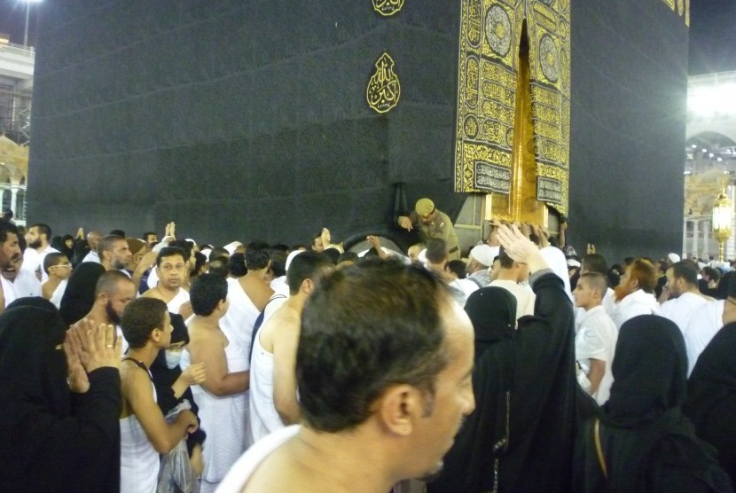 (Ilustrasi) Jamaah berebut mencium Hajar Aswad di Masjidil Haram, Makkah, Arab Saudi.