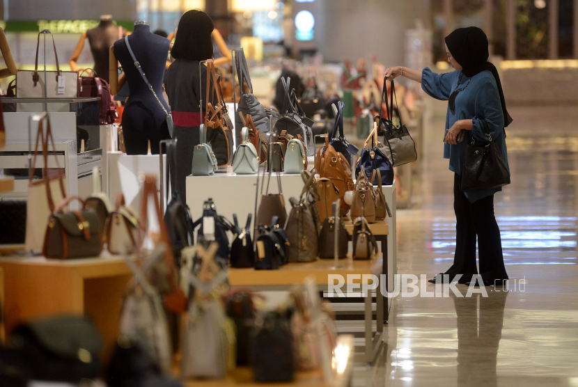 Pengunjung memilih tas di pusat perbelanjaan di Jakarta, Kamis  (13/4/2023).