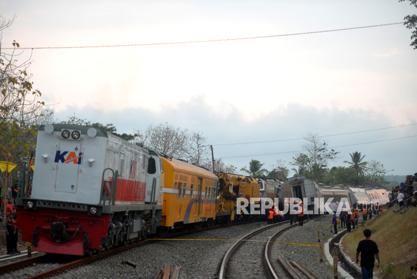 Petugas menggunakan crane mengevakuasi lokomotif KA Argo Wilis di Stasiun Kali Menur, Sentolo, Kulonprogo, DI Yogyakarta.