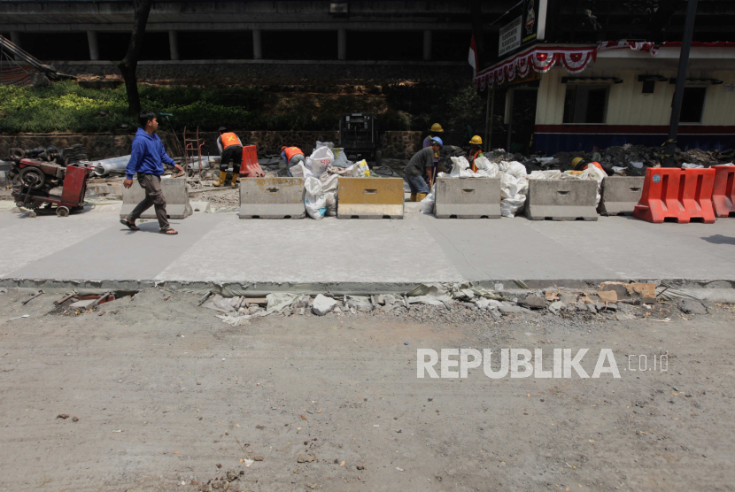Warga berjalan melewati area pembangunan jalur pedestrian di Jalan Blora, Jakarta Pusat, Senin (11/9/2023). (Ilustrasi)