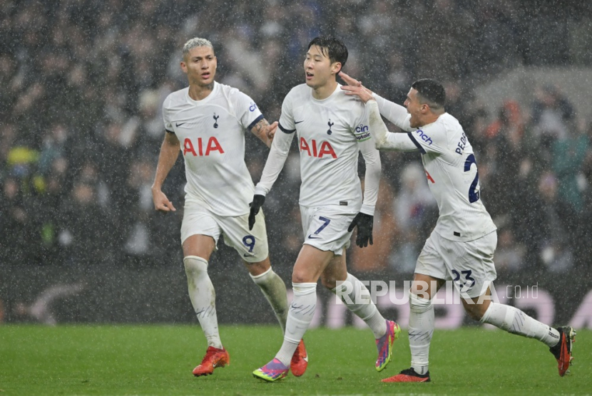 Son Heung-Min dari Tottenham Hotspur (tengah) merayakan golnya bersama rekan satu timnya saat pertandingan sepak bola Liga Premier Inggris antara Tottenham Hotspur vs AFC Bournemouth, di London, Inggris, Ahad (31/12/2023).
