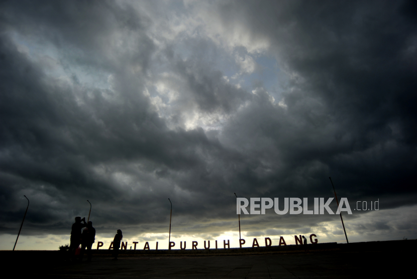 Awan menyelimuti Pantai Padang, Sumatera Barat (Ilustrasi). BMKG menyebutkan efek dari fenomena La Nina sangat signifikan terasa pada puncak musim hujan.