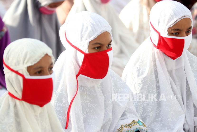 Umat Islam memakai masker saat melaksanakan ibadah Shalat Idul Adha 1441 H di Masjid Raya Baiturrahman, Banda Aceh, Aceh, Jumat (31/7/2020). Masker wajib dipakai selama pandemi Covid-19.