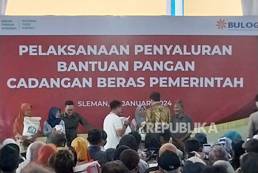 Presiden Joko Widodo (Jokowi) menyerahkan bantuan pangan kepada masyarakat di Gudang Bulog Purwomartani, Kalasan, Sleman, DIY, Senin (29/1/2024).  