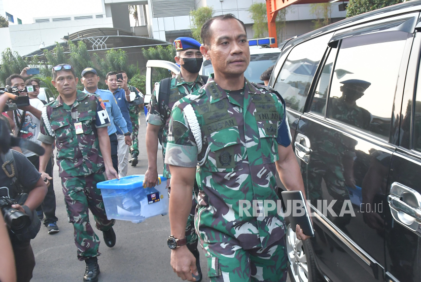 Sejumlah Prajurit Puspom TNI membawa barang bukti usai melakukan penggeledahan di kantor Basarnas. KPK menelusuri traksaksi perbankan dalam kasus dugaan korupsi pengadaan truk Basarnas.