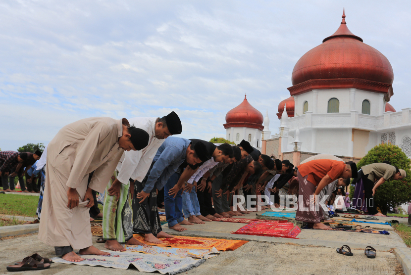 Umat Islam melaksanakan Shalat Idul Adha di halaman Masjid Agung Baitul Makmur Meulaboh, Aceh Barat, Aceh, Ahad (10/7/2022). MPU Aceh Barat Dukung Edaran Bupati Terkait Penghentian Kegiatan untuk Sholat Berjamaah