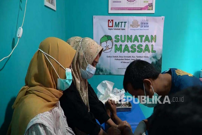 Laznas Dewan Dakwah Gelar Khitan Massal untuk Anak Dhuafa di Tambun.  Kegiatan ini berlangsung di Klinik Bidan Deby, Dusun Gabus Dukuh, Desa Srimukti, Kecamatan Tambun Utara, Kabupaten Bekasi, Jawa Barat. 