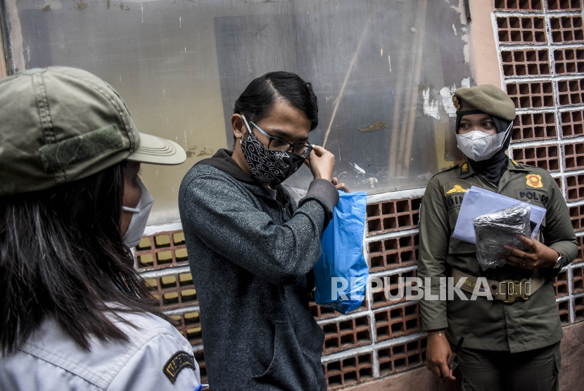 Petugas Satpol PP Kota Bandung memberikan masker ke warga. Ilustrasi