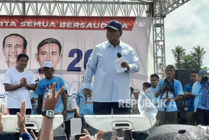 Capres nomor urut 2, Prabowo Subianto saat menghadiri acara deklarasi dukungan di Lapangan Desa Rawalele, Kabupaten Subang, Jawa Barat, Sabtu (27/1/2024). 