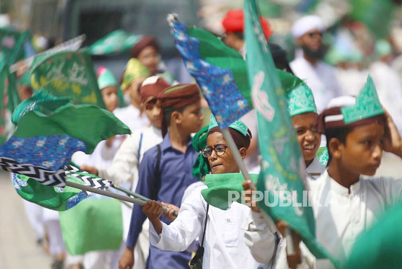 Anak-anak mengikuti pawai menyambut Milad hari lahir Nabi Muhammad SAW di Karachi, Pakistan, Kamis (21/9/2023). Maulid Nabi Muhammad SAW dirayakan oleh banyak umat Islam setiap tahun pada tanggal 12 Rabi-ul-Awal , bulan ketiga dalam Kalender Islam.
