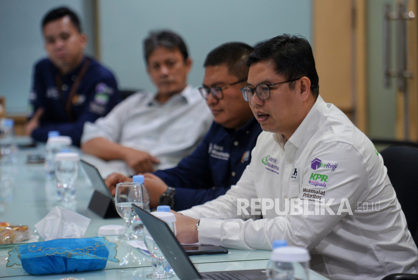 Direktur Utama PT Bank Muamalat Indonesia Tbk, Indra Falatehan (kanan) bersama jajaran direksi lainnya saat berkunjung ke kantor Republika, Jakarta, Senin (18/9/2023). 