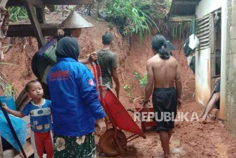 Rumah warga di Kecamatan Cigugur, Kabupaten Pangandaran, terdampak bencana tanah longsor, Rabu (15/11/2023). 