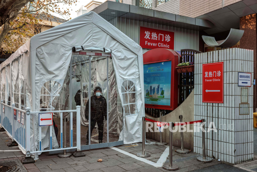  Seorang pria berdiri di klinik demam darurat di depan rumah sakit, di Shanghai, China, 23 Desember 2022. Sekitar 240 anggota staf pada kantor diplomatik dan konsuler Korea Selatan di seluruh China terinfeksi Covid-19 dalam dua pekan terakhir. 