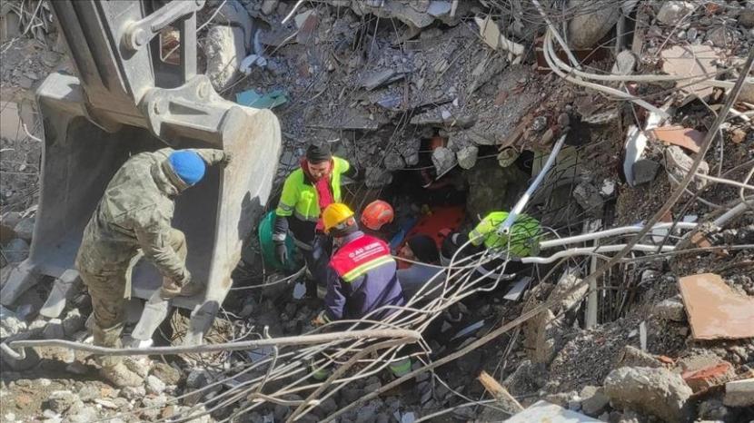 Seorang wanita berusia 74 tahun diselamatkan hidup-hidup dari bawah reruntuhan pada Rabu (15/2/2023) atau 227 jam setelah gempa dahsyat mengguncang selatan Turki.