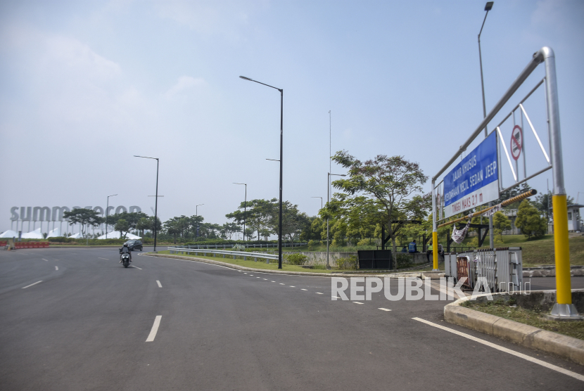 Kendaraan melintas di depan akses masuk KM 149 ruas Tol Padaleunyi di Gedebage, Kota Bandung, Jawa Barat, Senin (24/7/2023). 