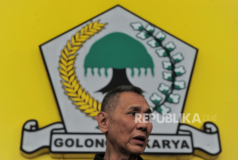 Politikus Partai Golkar Jusuf Hamka alias Babah Alun memberikan keterangan pers usai menyerahkan surat pengunduran diri ke DPP Golkar, Jakarta, Senin (12/8/2024). Pebisnis berjulukan Bos Jalan Tol itu mengundurkan diri dari keanggotaan Partai Golkar melalui surat yang diserahkan kepada staf Sekretaris Jenderal Partai Golkar Lodewijk Freidrich di DPP Golkar. Dalam keterangannya, Jusuf Hamka memutuskan keluar dari keanggotaan partai Golkar secara penuh sejak 11 Agustus 2024. Ia mengaku memutuskan tidak akan berpolitik lagi setelah resmi mengundurkan diri dari Partai Golkar. Keputusan tersebut ia buat usai mendapatkan kabar Ketua Umum Partai Golkar Airlangga Hartarto mundur dari jabatannya sebagai ketua umum.