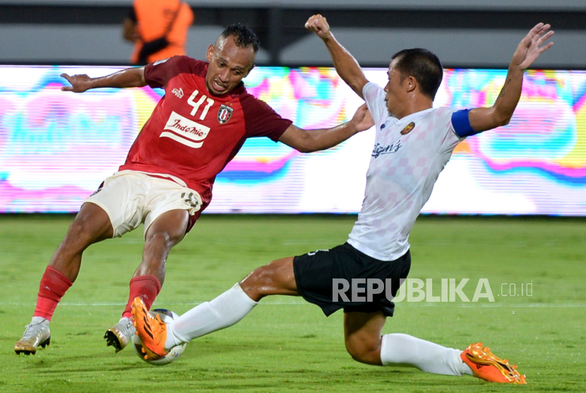 Pesepak bola Bali United Irfan Jaya (kiri) dihadang pesepak bola tim asal Filipina Stallion Laguna FC Matthew Nierras (kanan) saat pertandingan Grup G Piala AFC 2023/2024 di Stadion Kapten I Wayan Dipta, Gianyar, Bali, Rabu (29/11/2023). Bali United mengalahkan Stallion Laguna FC dengan skor 5-2. 