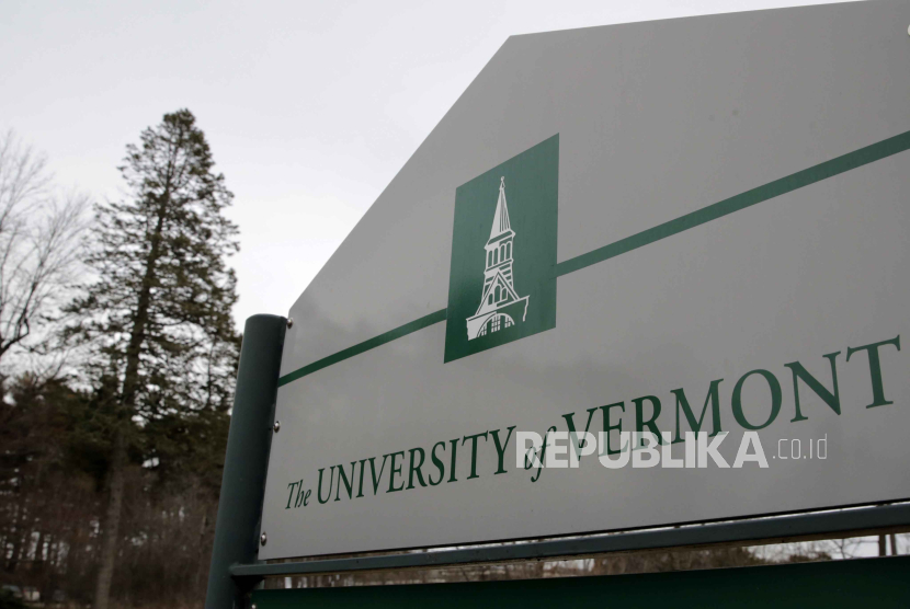 FILE - Sebuah tanda di kampus Universitas Vermont di Burlington, Vt., pada foto pada 11 Maret 2020.
