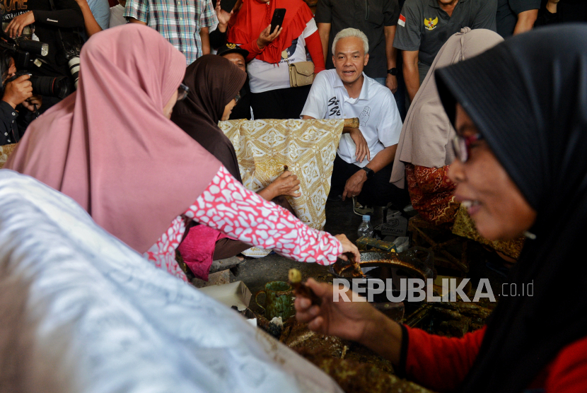 Capres nomor urut 3 Ganjar Pranowo menyambangi sentra industri batik Kedunggudel, Kecamatan Sukoharjo, Jawa Tengah, Selasa (26/12/2023). Dalam kunjungannya, Ganjar berdialog langsung dengan para pengrajin batik.