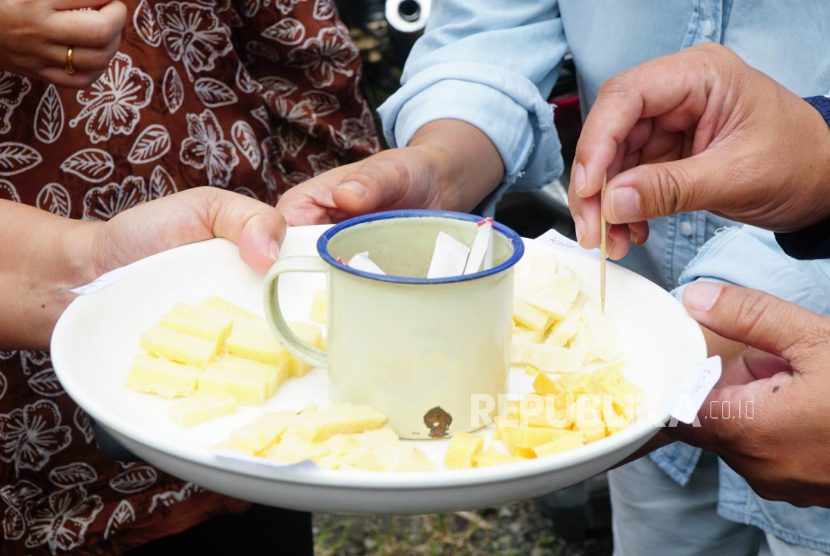 Kanwil Kemenkumham DIY mengunjungi lokasi pembuatan keju Tomme de Merapi di Desa Wukirsari, Kabupaten Sleman, Jumat (28/4/2023). 