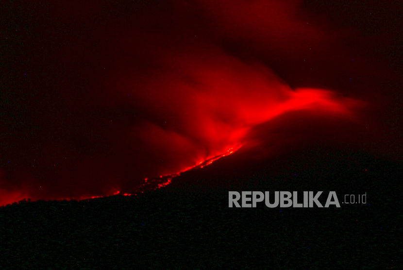 Luncuran lava pijar Gunung Lewotobi Laki-Laki terlihat dari Desa Nurri, Ile Bura, Kabupaten Flores Timur, NTT, Ahad (14/1/2024). Pusat Vulkanologi dan Mitigasi Bencana Geologi (PVMBG) melalui Pos Pemantau Gunung Api Lewotobi Laki-Laki di Kecamatan Wulanggitang mencatat dalam waktu enam jam sepanjang Ahad (14/1) gunung itu telah erupsi sebanyak 12 kali yang terjadi antara pukul 12.00 hingga 18.00 Wita. 