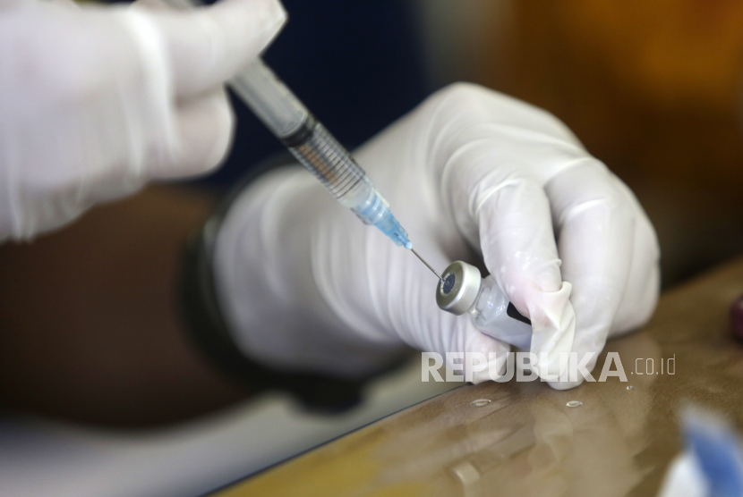 Petugas kesehatan Indonesia dari RS Polri menyiapkan dosis vaksin Covid-19 kepada warga di Puskesmas Peukan Bada, Aceh Besar, Indonesia, 05 Januari 2022. Tidak Ada Lagi Warga Banda Aceh Dirawat di RS karena Covid-19