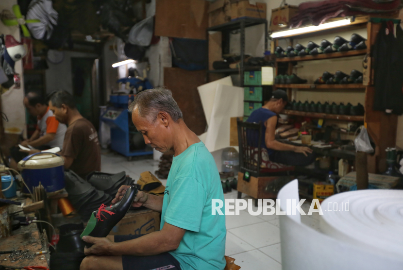 Pekerja menyelesaikan pembuatan sepatu kulit Flavio & Boston di Jalan Marzuki 4, Penggilingan, Cakung, Jakarta, Kamis (31/7/2025). UMKM sepatu kulit Flavio & Boston telah berdiri sejak 1980-an. Sepatu Flavio & Boston dijual mulai harga Rp350.000 hingga Rp400.000 dengan segmen pasar yaitu pekerja. Toko dan workshop Flavio & Boston yang berada dalam gang pemukiman ini selalu ramai dikunjungi oleh pembeli, terutama di hari Sabtu dan Ahad. Penjualan tidak hanya mengandalkan kunjungan pelanggan ke toko, tetapi juga aktif melalui platform e-commerce dan media sosial. Dalam sehari rata-rata Flavio & Boston dapat menerima 100 order yang sebagian besar berasal dari pulau Jawa dan Sumatera, serta sisanya dari berbagai daerah di Indonesia. Jahitan yang rapi dan daya tahan produk menjadi alasan mengapa pelanggan kembali datang membeli. Salah satunya Ogi asal Jakarta sudah membeli untuk kedua kalinya dan hingga kini produk sepatu yang dia dibeli setahun lalu masih layak pakai hingga sekarang. Pemilik UMKM sepatu kulit Flavio & Boston Rully Fauzul juga turut langsung melayani pelanggan, konsistensi menjaga mutu produksi, adaptif terhadap perubahan zaman hingga pemanfaatan teknologi digital menjadi kunci keberhasilannya hingga saat ini.  Brand sepatu kulit lokal  ini hadirkan produk berkualitas internasional. Kementerian Perindustrian mencatat ekspor alas kaki domestik pada triwulan I 2025 menyentuh angka 1,89 miliar dolar AS atau Rp30,67 triliun (kurs Rp16.229). Angka ini naik 13,80 persen pada periode yang sama di tahun sebelumnya.