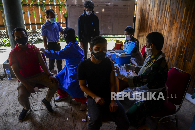 Sejumlah warga saat disuntik vaksin Covid-19 di Kampung Budaya Betawi Setu Babakan, Jagakarsa, Jakarta